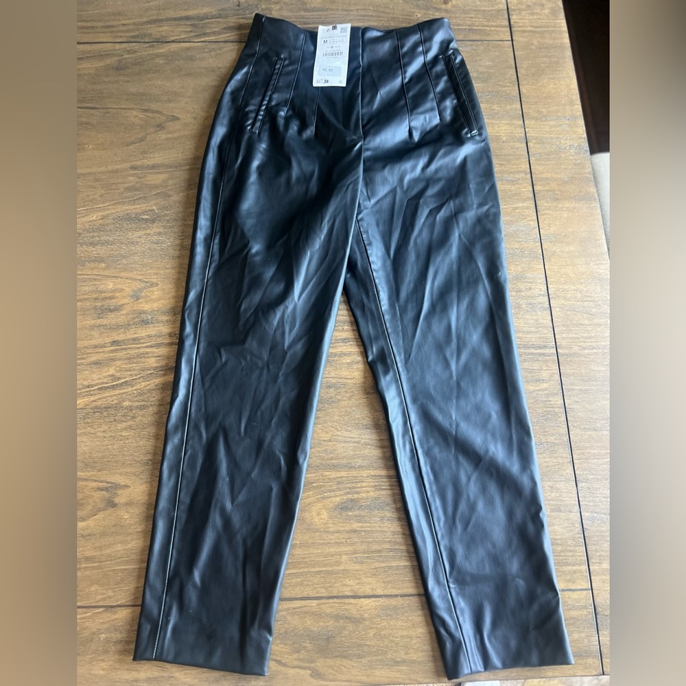 ZARA FAUX LEATHER, 
BLACK STITCH PLEATED 
HIGH WAIST PANTS 
SIZE M